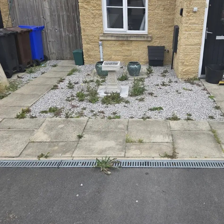 Airbnb gravel courtyard before maintenance